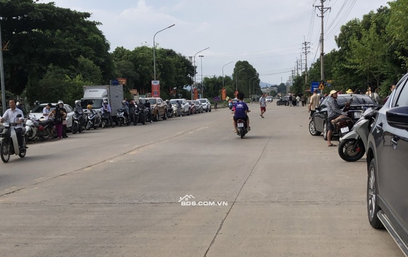 Cc cần bán gấp 2 lô đất đấu giá trục đường Chi Đông - TT Chi Đông buôn bán cực sầm uất đường cực rộng